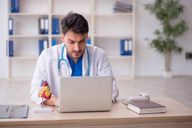 Teletıp konseptinde genç doktor