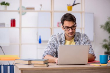 Salgın sırasında evden çalışan genç bir serbest çalışan.