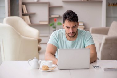 Salgın sırasında evden çalışan genç bir serbest çalışan.