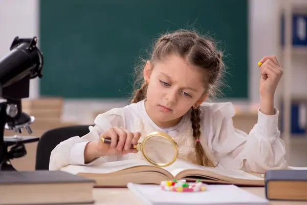 Little Girl Drugs Synthesis Concept Classroom — Stock Photo, Image