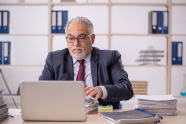 İş yerinde çalışan yaşlı bir işadamı