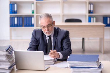 Eski çalışanım ve ofiste çok işim var.