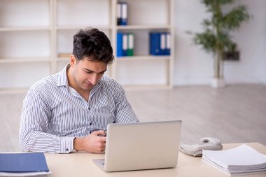 İş yerinde çalışan genç bir çalışan.