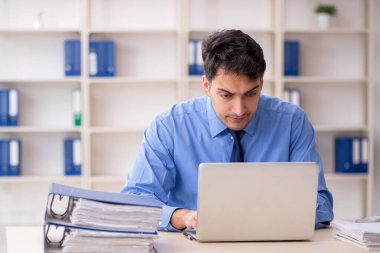 İş yerinde çalışan genç bir çalışan.