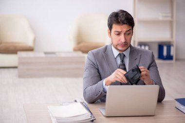 Maaş konsepti genç çalışanı