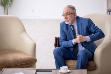 Eski erkek patron iş görüşmesini bekliyor.