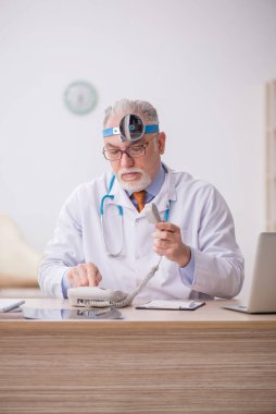 Hastanede çalışan yaşlı doktor otolog.