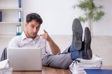 Genç çalışan işyerinde oturuyor.