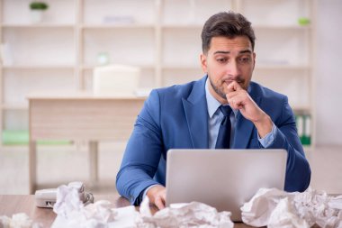 Beyin fırtınası konseptinde genç işadamı