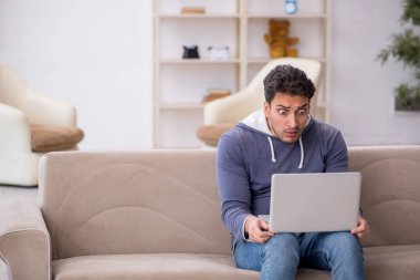 Salgın sırasında evden çalışan genç bir serbest çalışan.