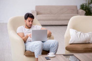 Genç tembel adam güne evde başlıyor.