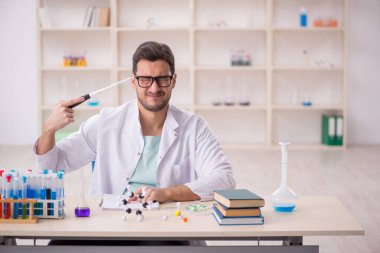 Laboratuvarda çalışan genç bir kimyager.