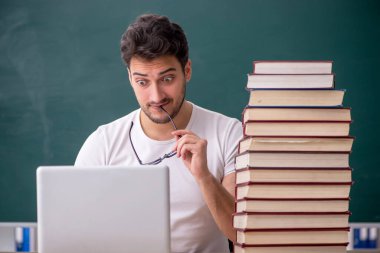 Sınıfta oturan genç öğrenci.