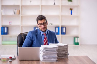 İş yerinde çalışan genç bir işadamı