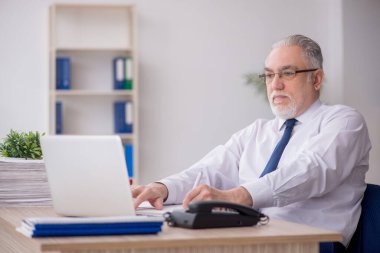 İş yerinde çalışan eski bir işadamı