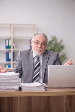 Eski bir işadamı ve işyerinde çok fazla iş var.