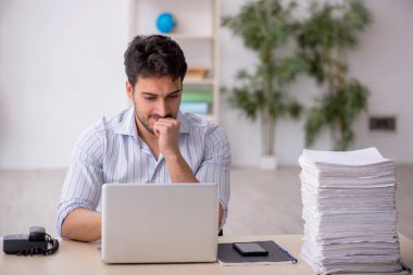 Genç çalışan işyerinde oturuyor.