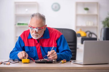 Laboratuvarda eski bir tamirci bilgisayar tamir ediyordu.