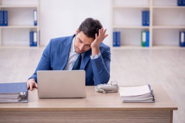 İş yerinde çalışan genç bir çalışan.