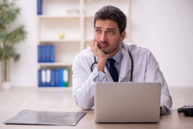 Hastanede çalışan genç bir doktor.