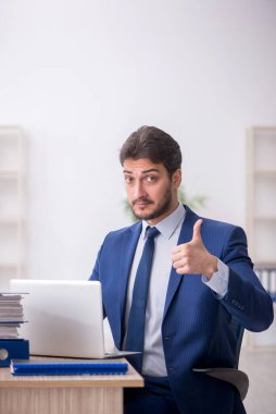 Ofiste çalışan genç bir çalışan.