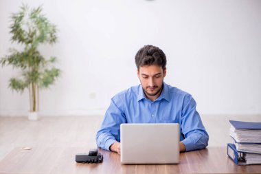 Ofiste çalışan genç bir çalışan.