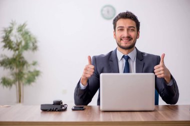 Ofiste çalışan genç bir çalışan.