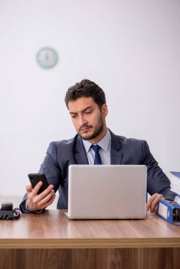 Ofiste çalışan genç bir çalışan.