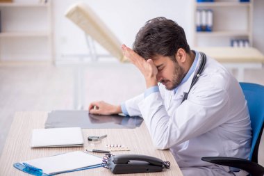 Hastanede çalışan genç bir doktor.