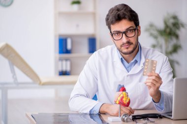 Klinikte çalışan genç doktor kardiyolog.