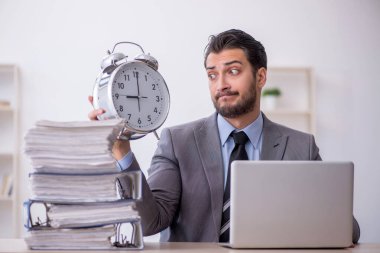 Zaman yönetimi konseptinde genç çalışan