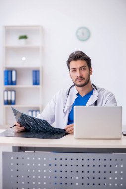 Hastanede çalışan genç doktor radyoloji uzmanı.