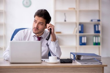 Ofiste çalışan genç bir çalışan.