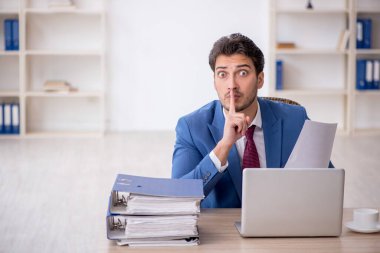 Ofiste çalışan genç bir çalışan.