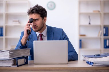 Ofiste çalışan genç bir çalışan.