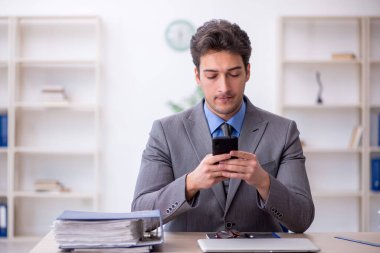 Ofiste çalışan genç bir çalışan.