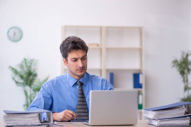 Ofiste çalışan genç bir çalışan.