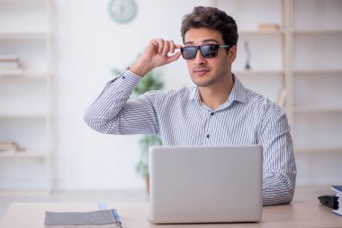 İş yerinde çalışan genç bir çalışan.