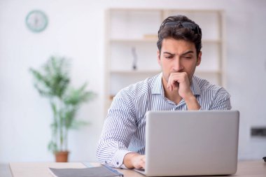 İş yerinde çalışan genç bir çalışan.