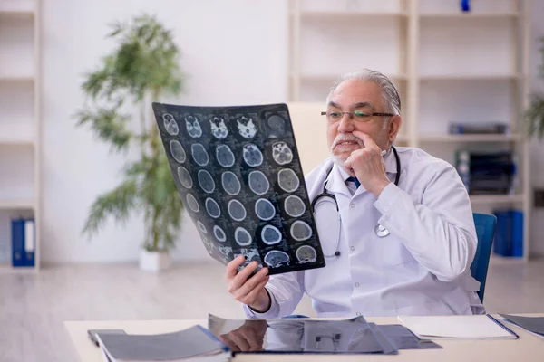 Old Doctor Radiologist Working Hospital — Stock Photo, Image