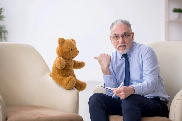 Old psychologist and soft bear in the room