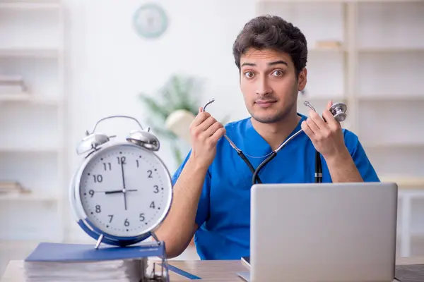 時間管理の概念の若い医者 — ストック写真