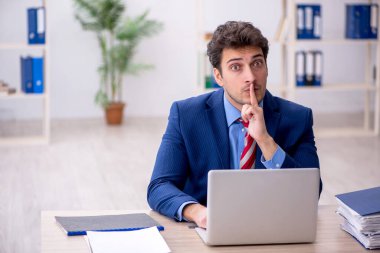 Ofiste çalışan genç bir çalışan.