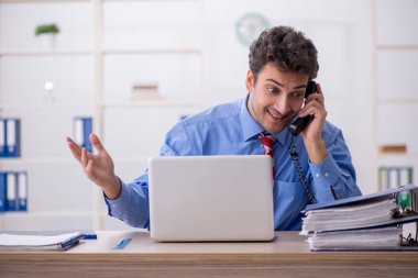 Ofiste çalışan genç bir çalışan.