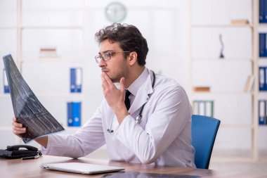 Hastanede çalışan genç doktor radyoloji uzmanı.