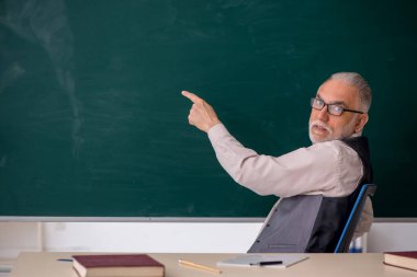 Sınıftaki eski öğretmen.