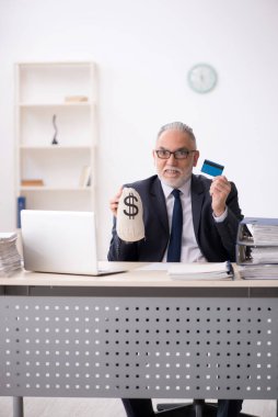 Eski maaş konsepti çalışanı.