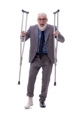 Eski erkek patron araba kazasından sonra beyazda izole edilmiş.