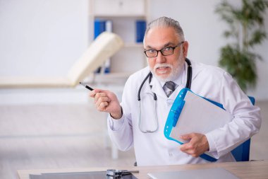 Hastanede çalışan yaşlı doktor.