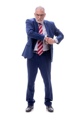 Silahlı, yaşlı bir polis memuru beyazları soyutladı.